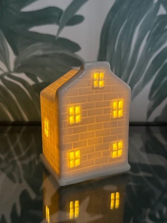 Lichtgevend porseleinen huisje – warm sfeerlicht