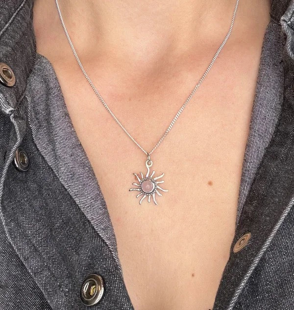 Rozenkwarts hanger zon 925 (liefde & zachtheid)