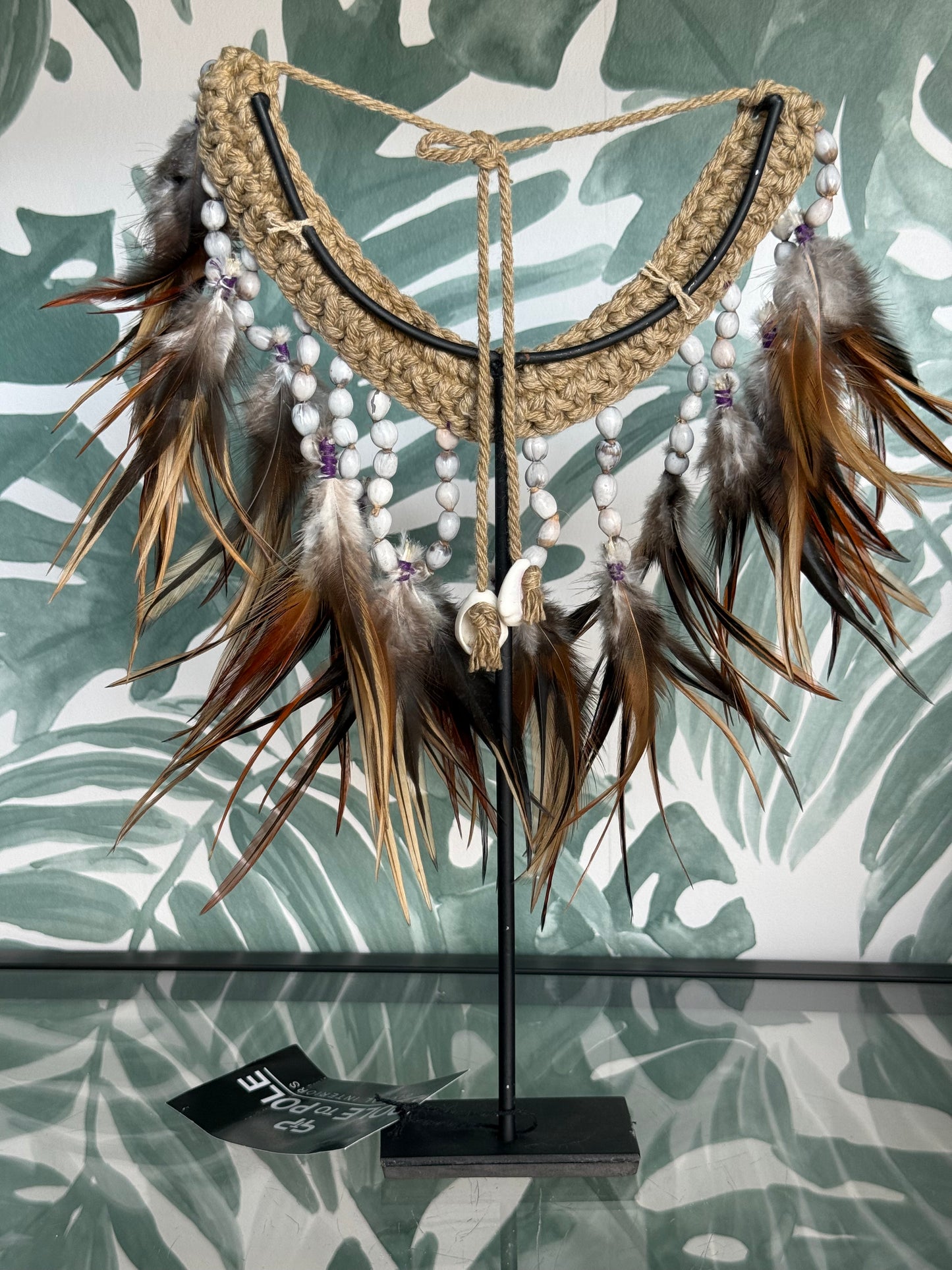 Bohemian decoratie op standaard - kaurischelpen en veren