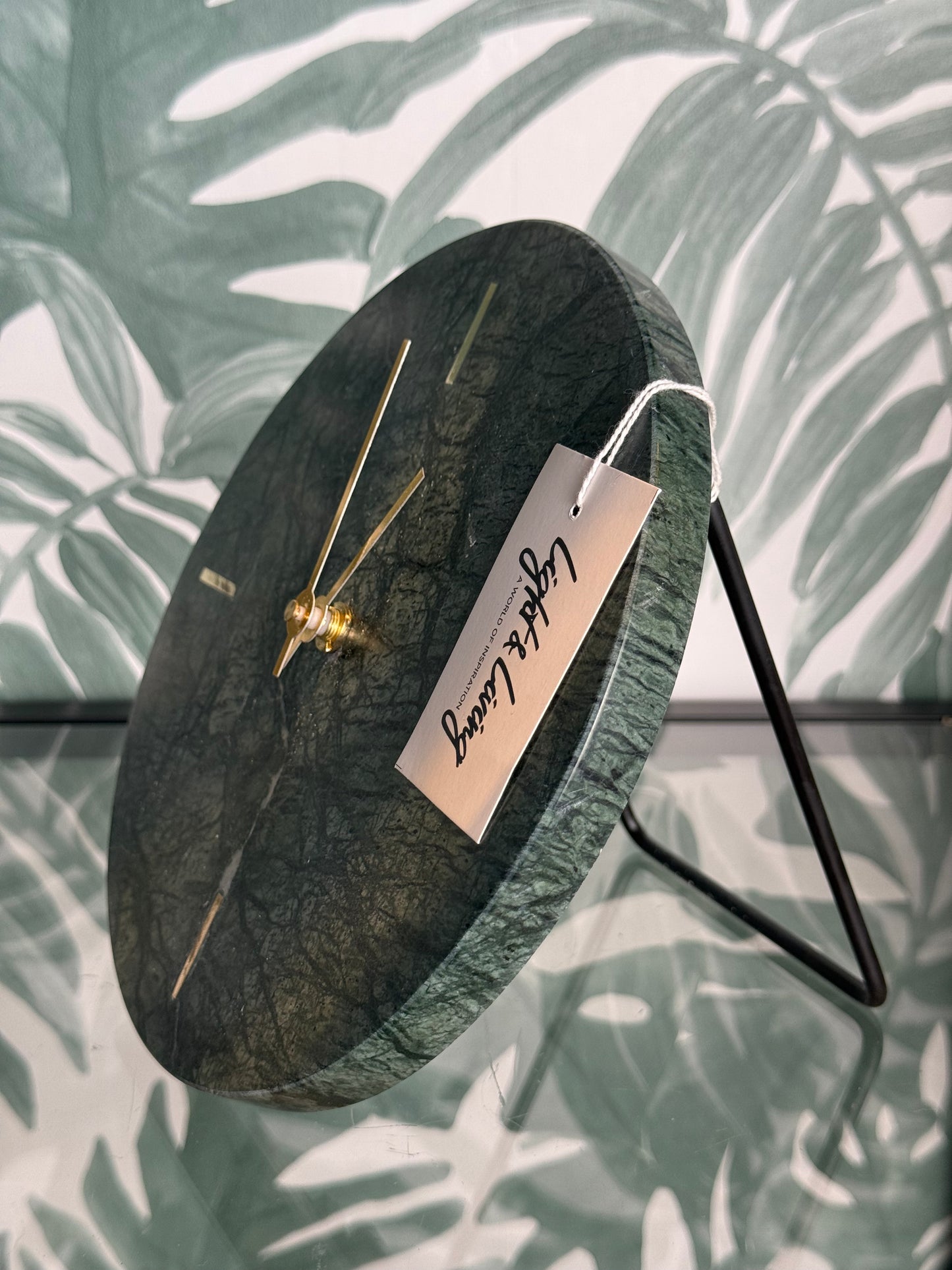 Groene marmeren klok met metalen standaard – Light & Living