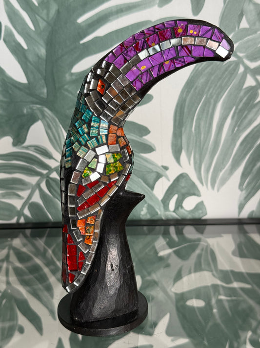 Houten toekan met glazen mozaïek