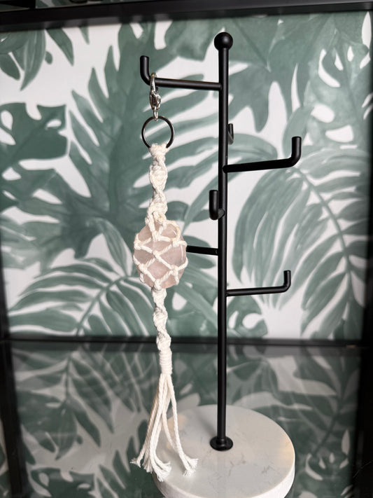 Handgemaakte tassenhanger met Rozenkwarts – liefde & zachtheid