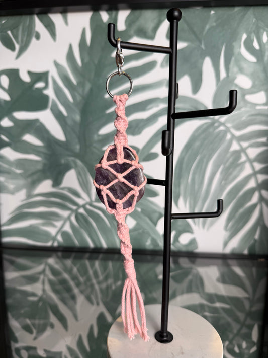 Handgemaakte tassenhanger met Amethist – rust & intuïtie