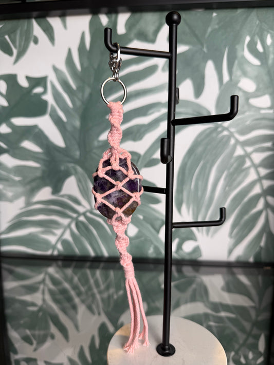 Handgemaakte tassenhanger met Amethist – rust & intuïtie