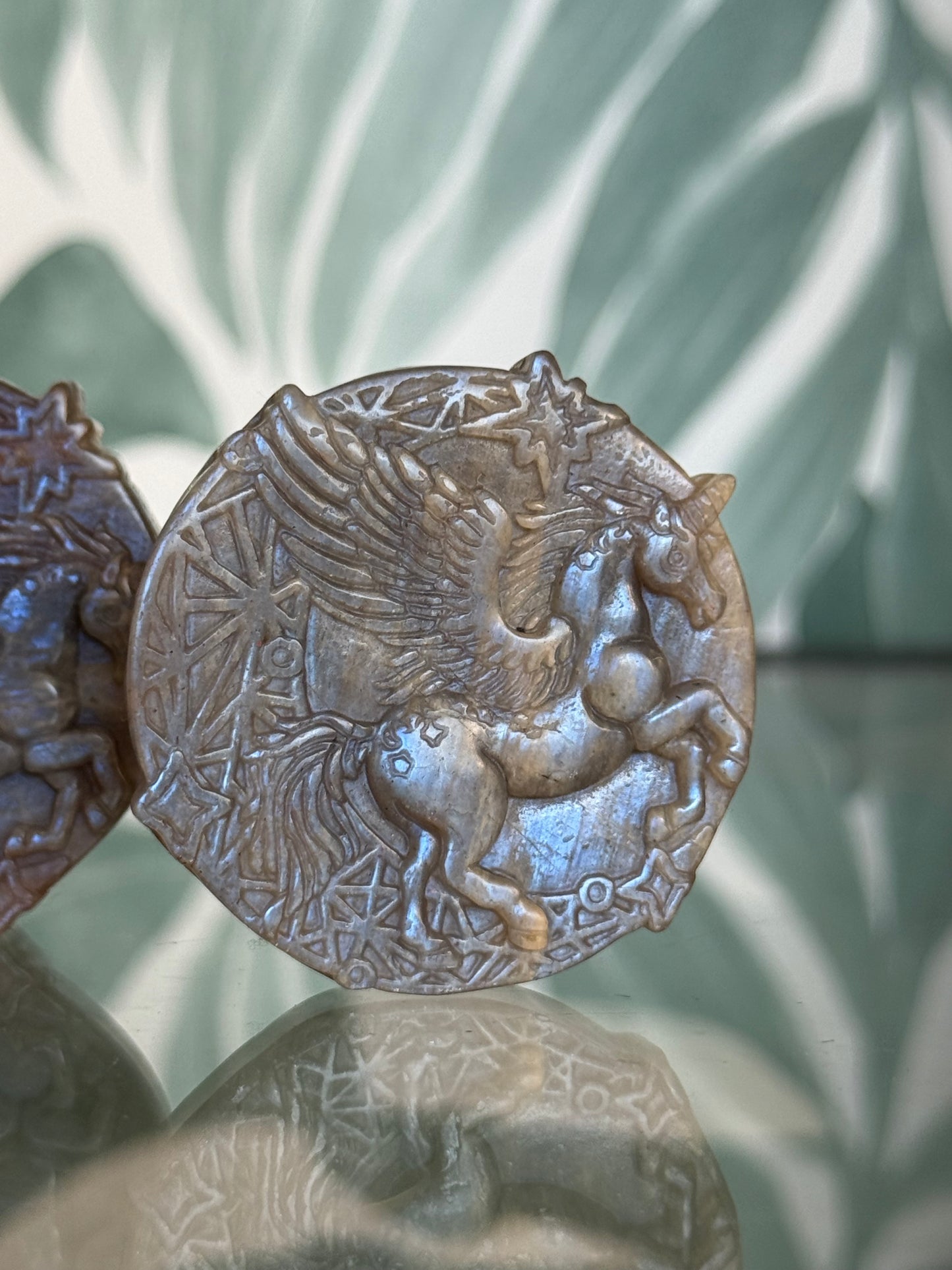 Maansteen - vliegende eenhoorn carving