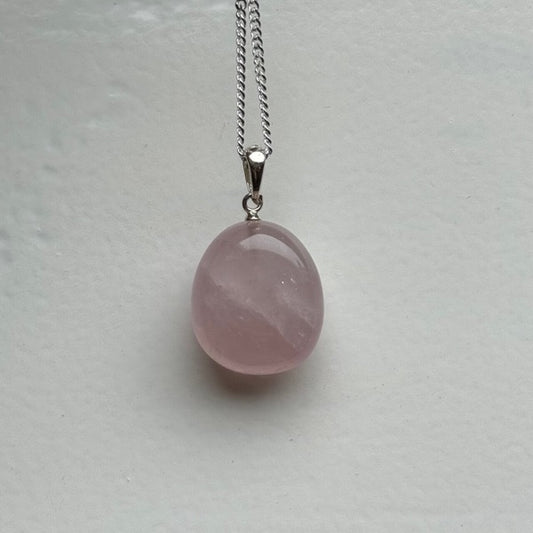 Rozenkwarts hanger 925 (liefde & zachtheid)