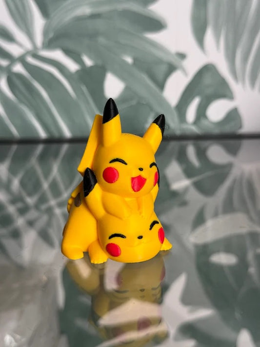 2 knuffelende pikachus