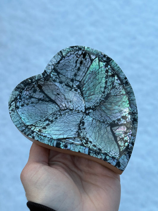 Hartvormig schaaltje van abalone en hout