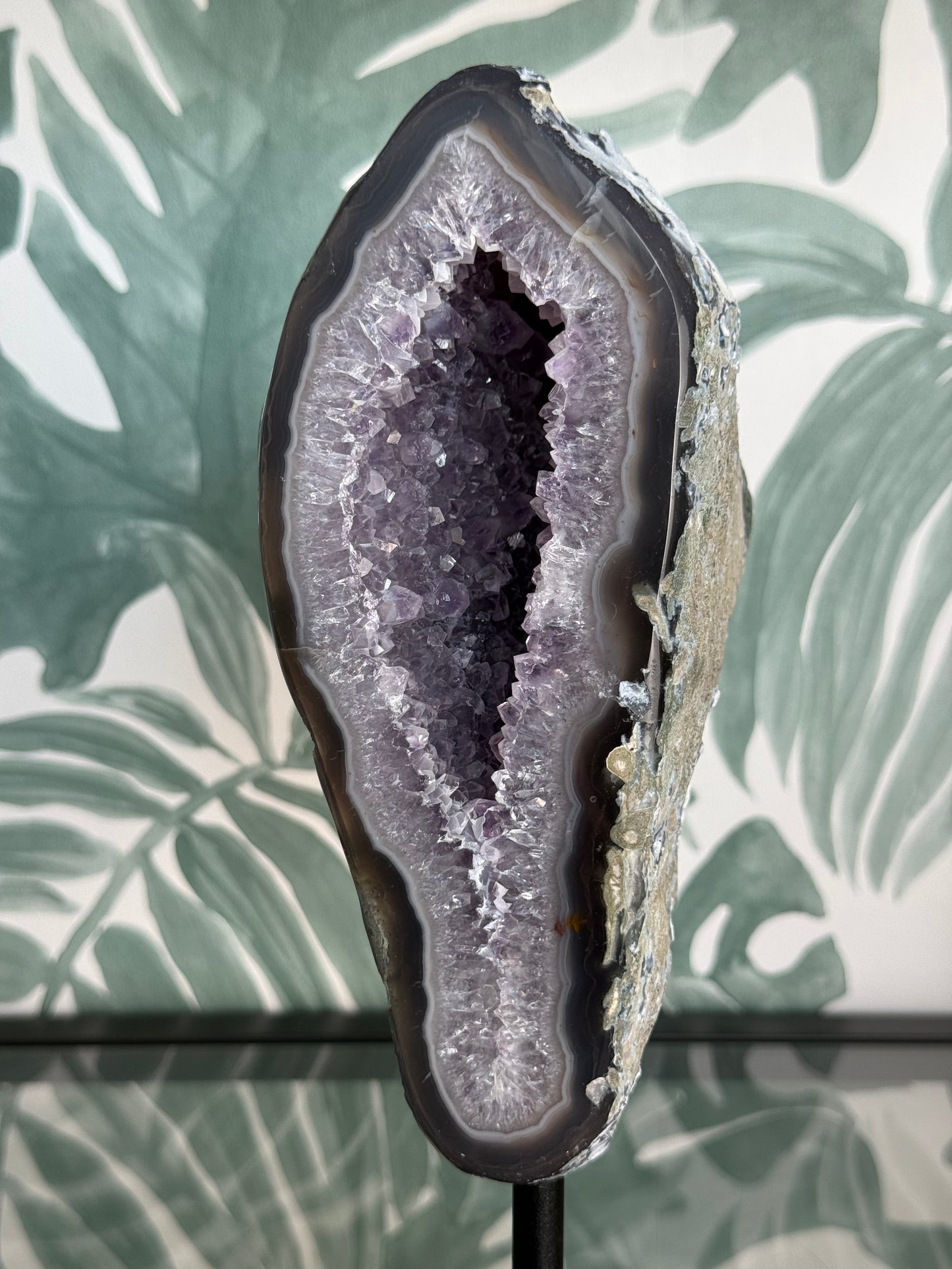 Agaat geode met amethist op standaard - no.213