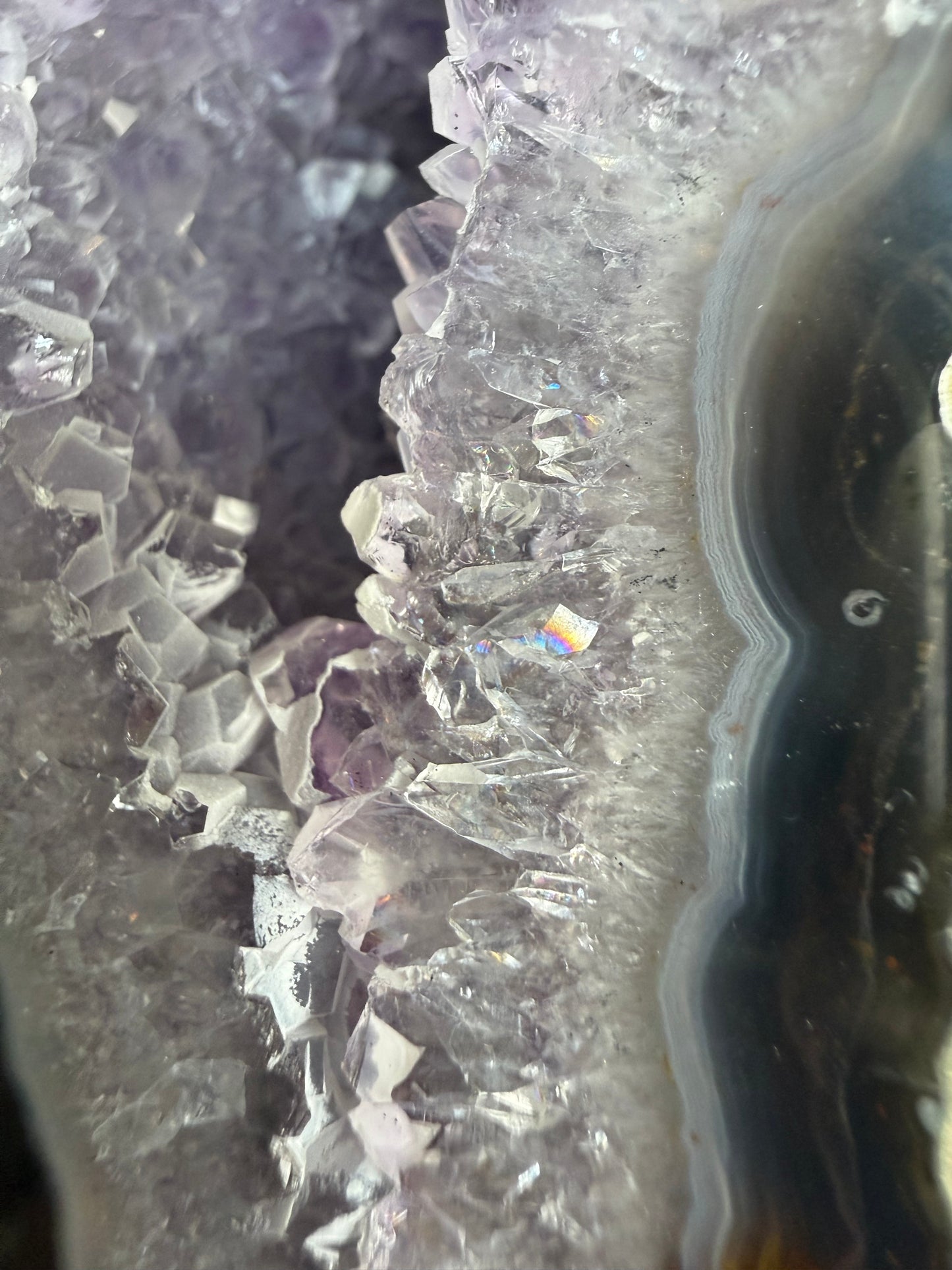 Agaat geode met amethist op standaard - no.213