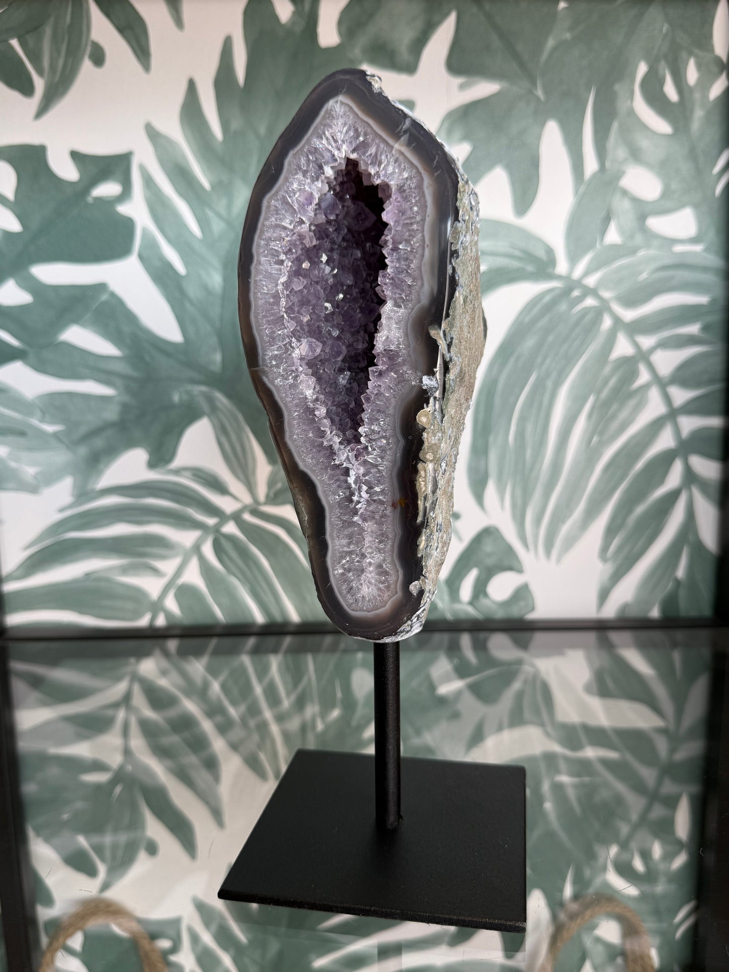 Agaat geode met amethist op standaard - no.213