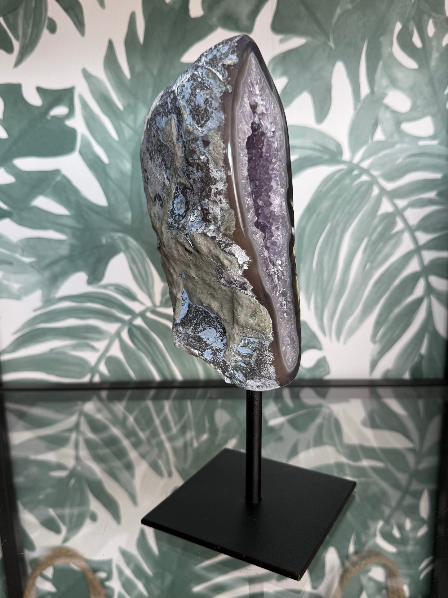 Agaat geode met amethist op standaard - no.213
