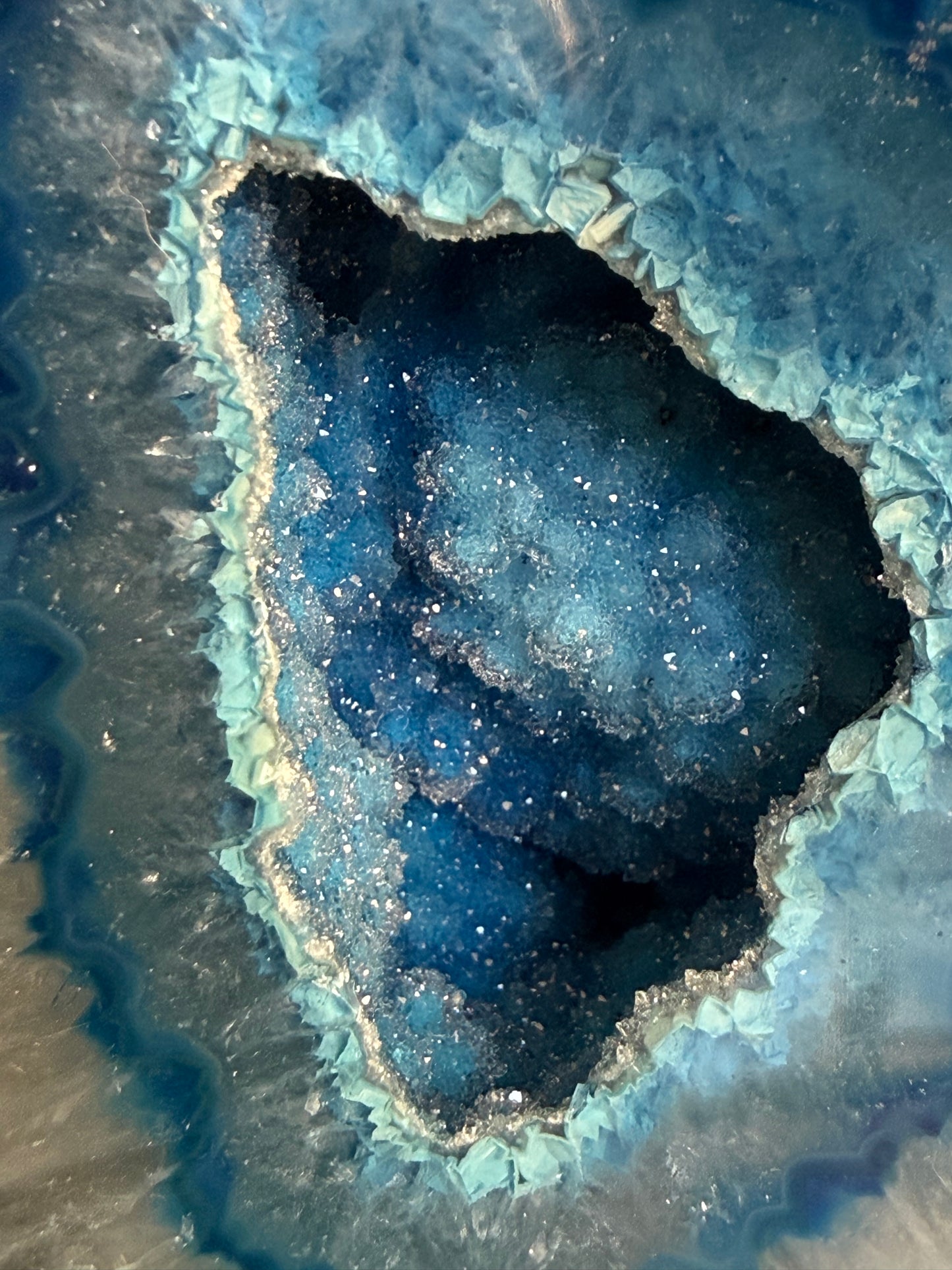 Agaat geode op standvlak (geverfd) - no.214