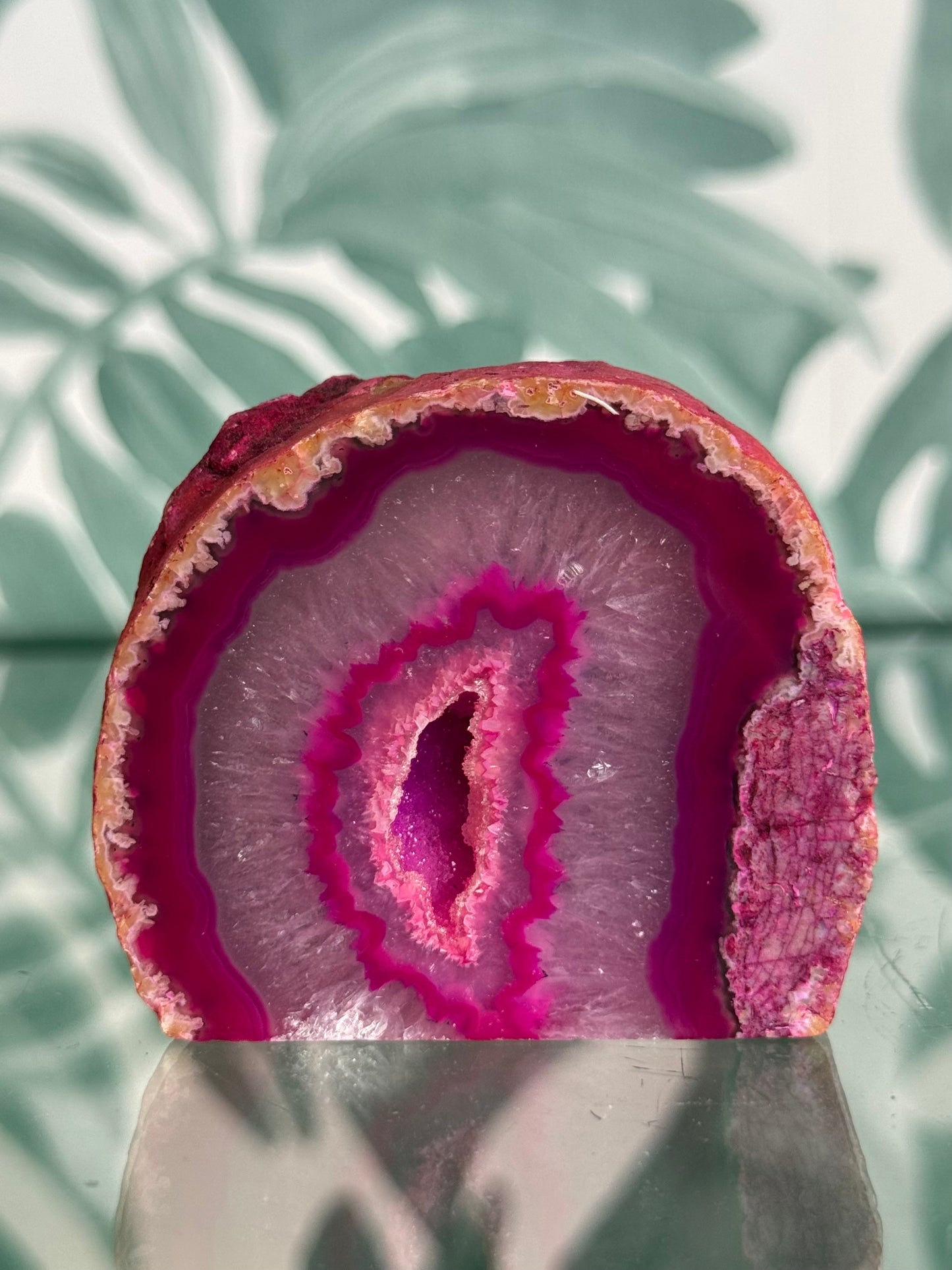 Agaat geode op standvlak (geverfd) - no.216