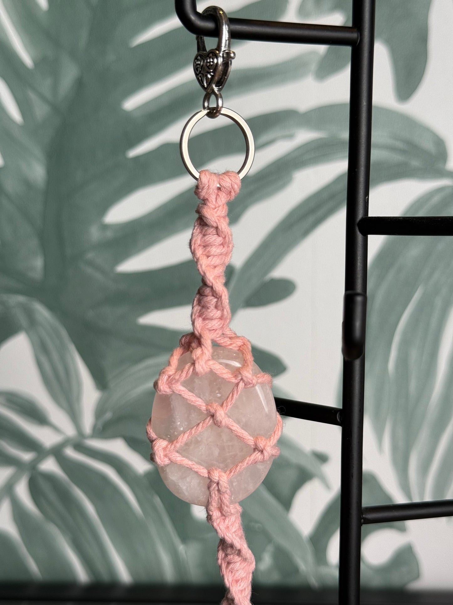 Handgemaakte tassenhanger met Rozenkwarts – liefde & zachtheid