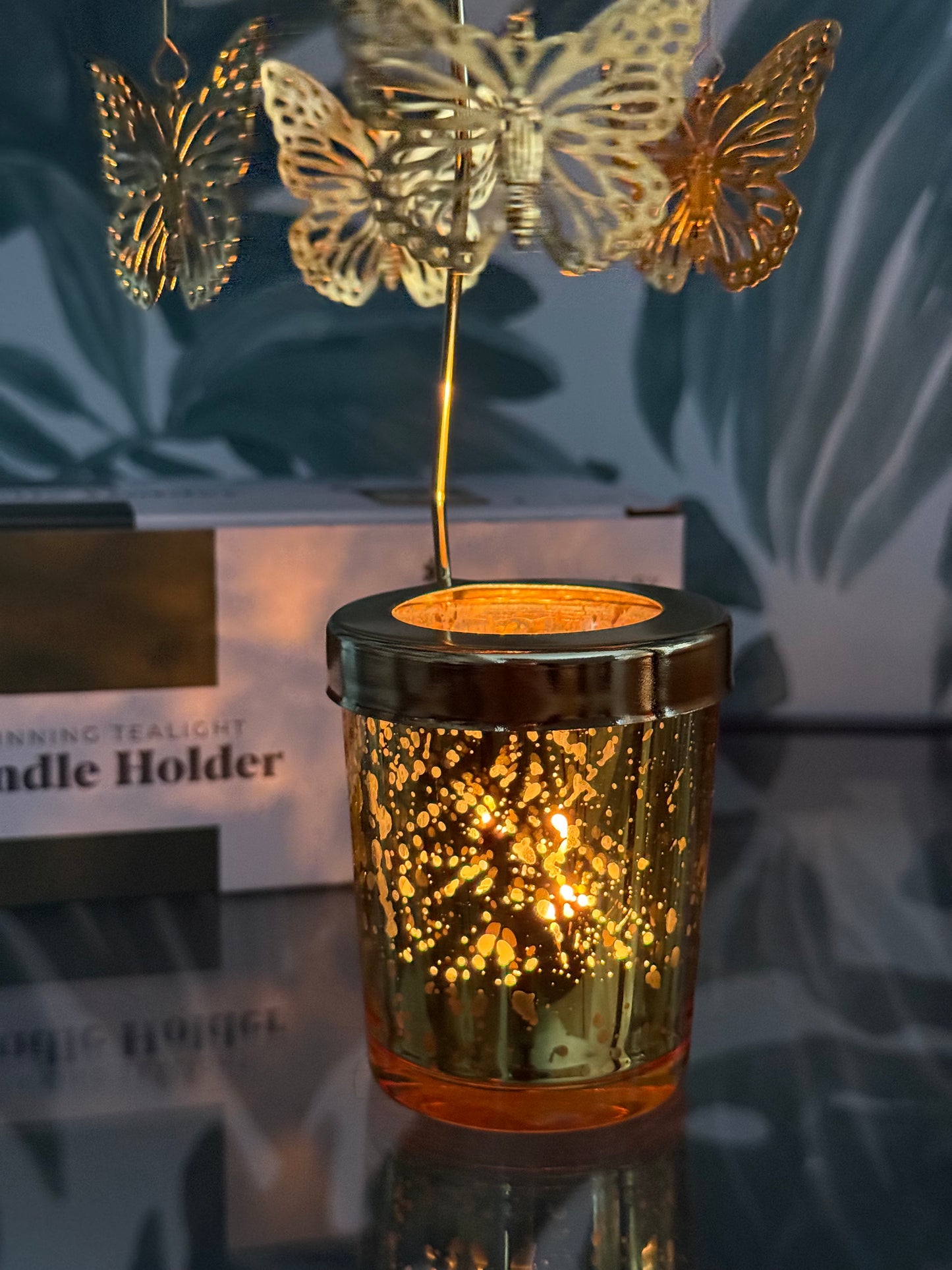 Draaiende waxinelichthouder met vlinders – keuze uit goud of zilver