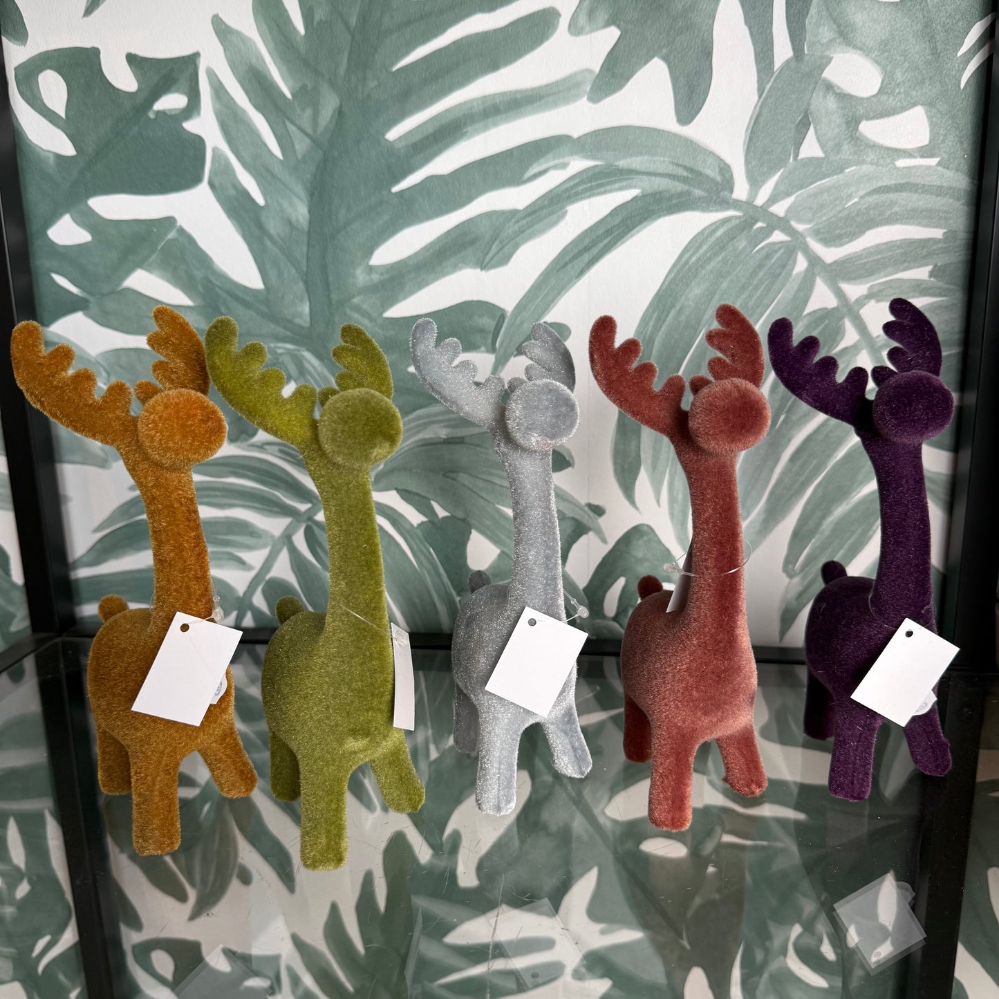 🦌 Velvet Rendier Beeldje – 18 cm (meerdere kleuren)