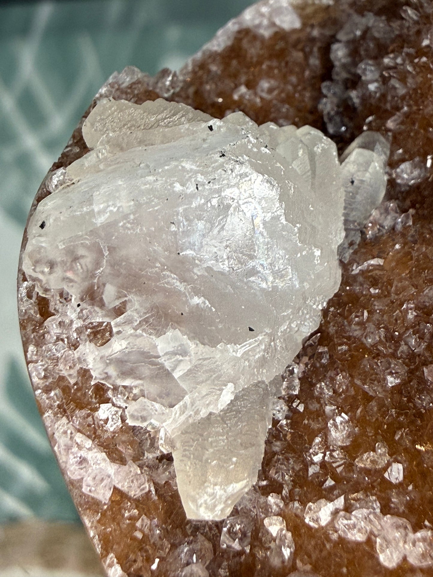Galaxy amethist met calciet op standaard - no.5