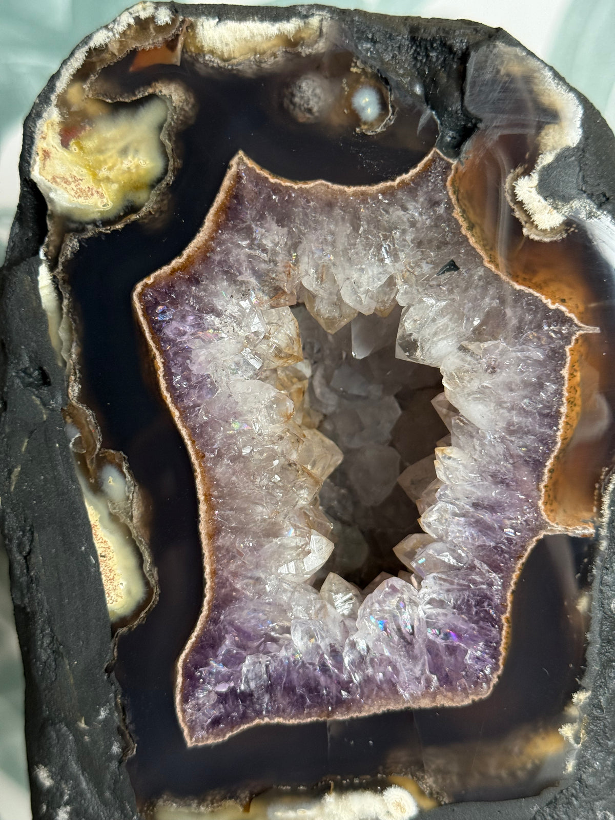Agaat met amethist geode - op standvlak