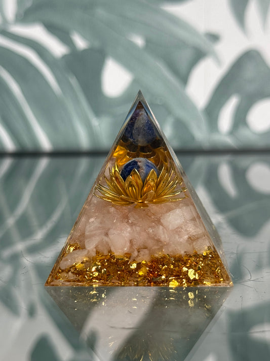 Epoxy Piramide Sodaliet & Rozenkwarts – Rust & Harmonie – no.278