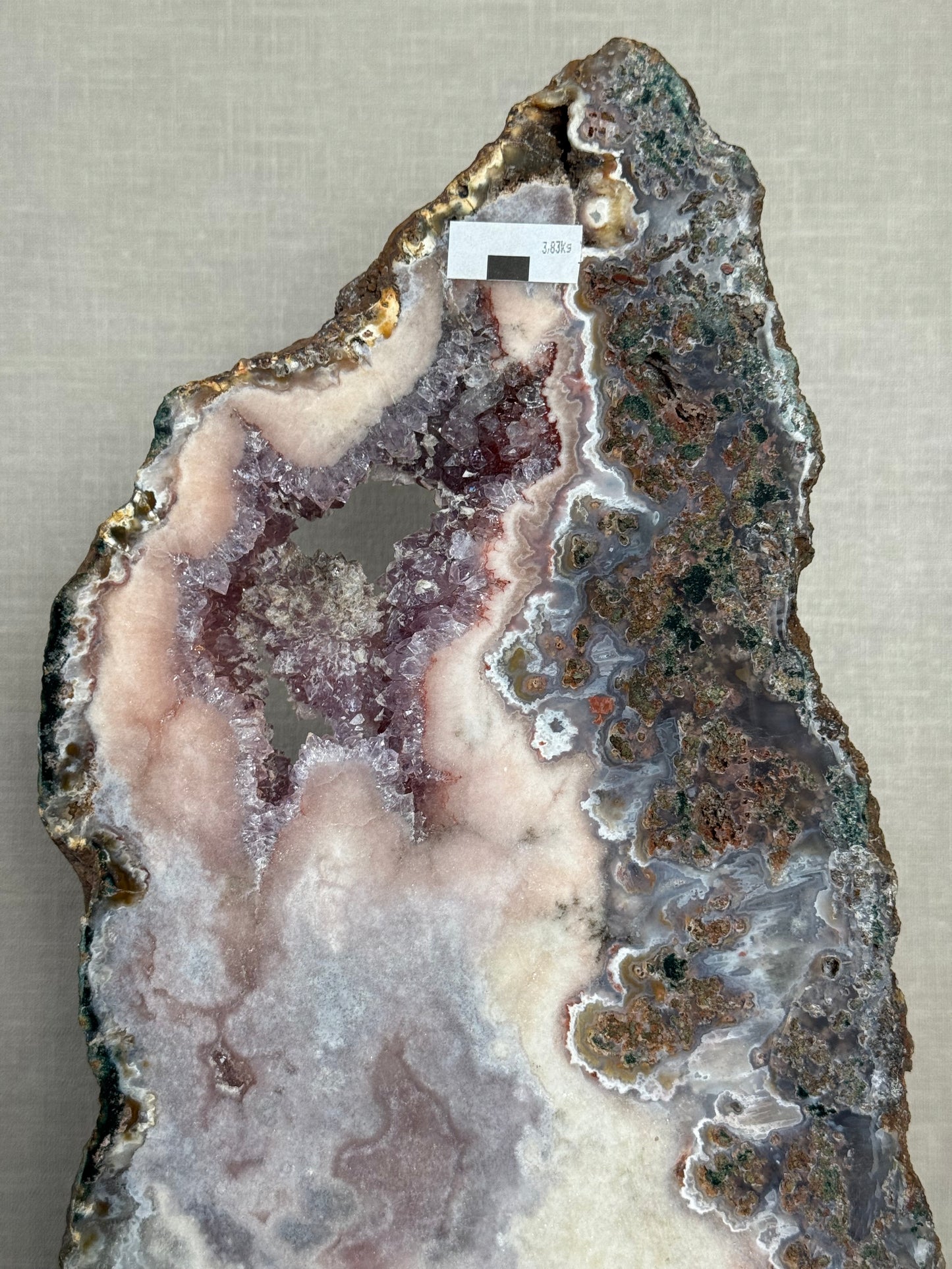 Roze amethist (chalcedoon) op standaard