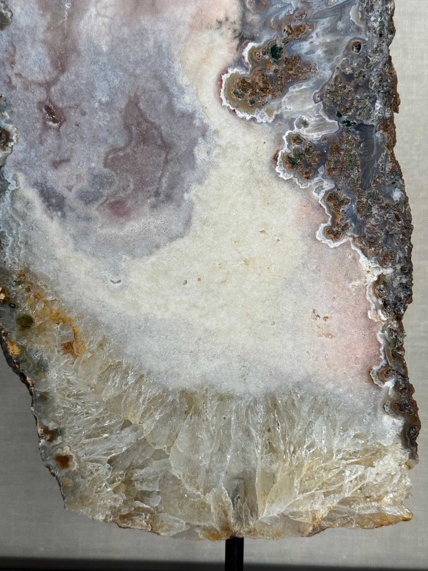 Roze amethist (chalcedoon) op standaard