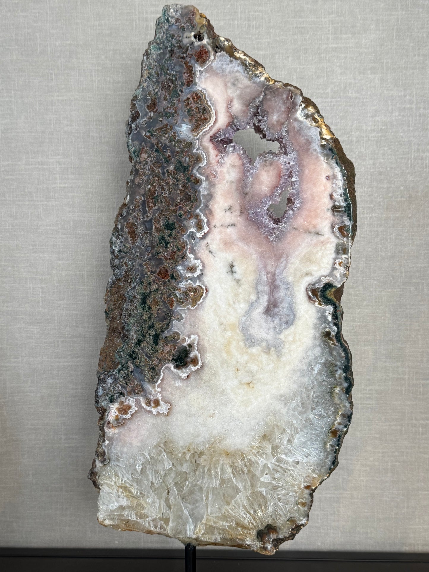 Roze amethist (chalcedoon) op standaard