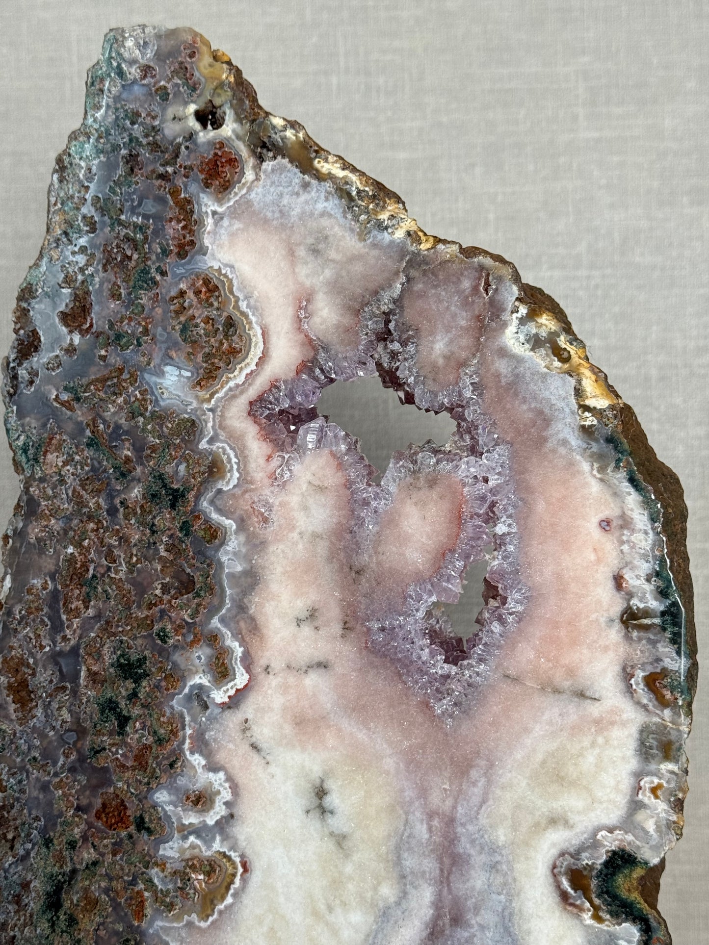 Roze amethist (chalcedoon) op standaard