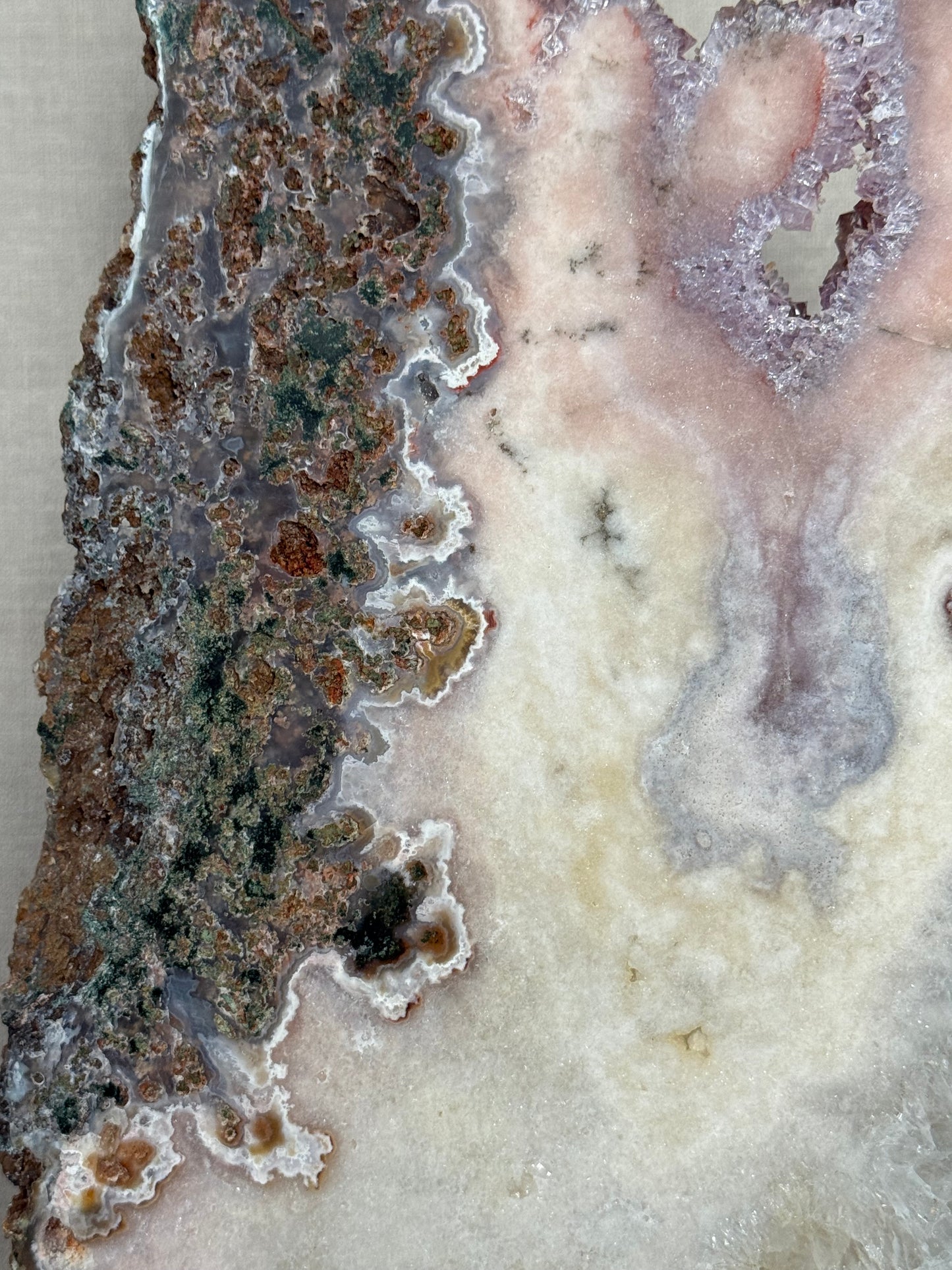 Roze amethist (chalcedoon) op standaard