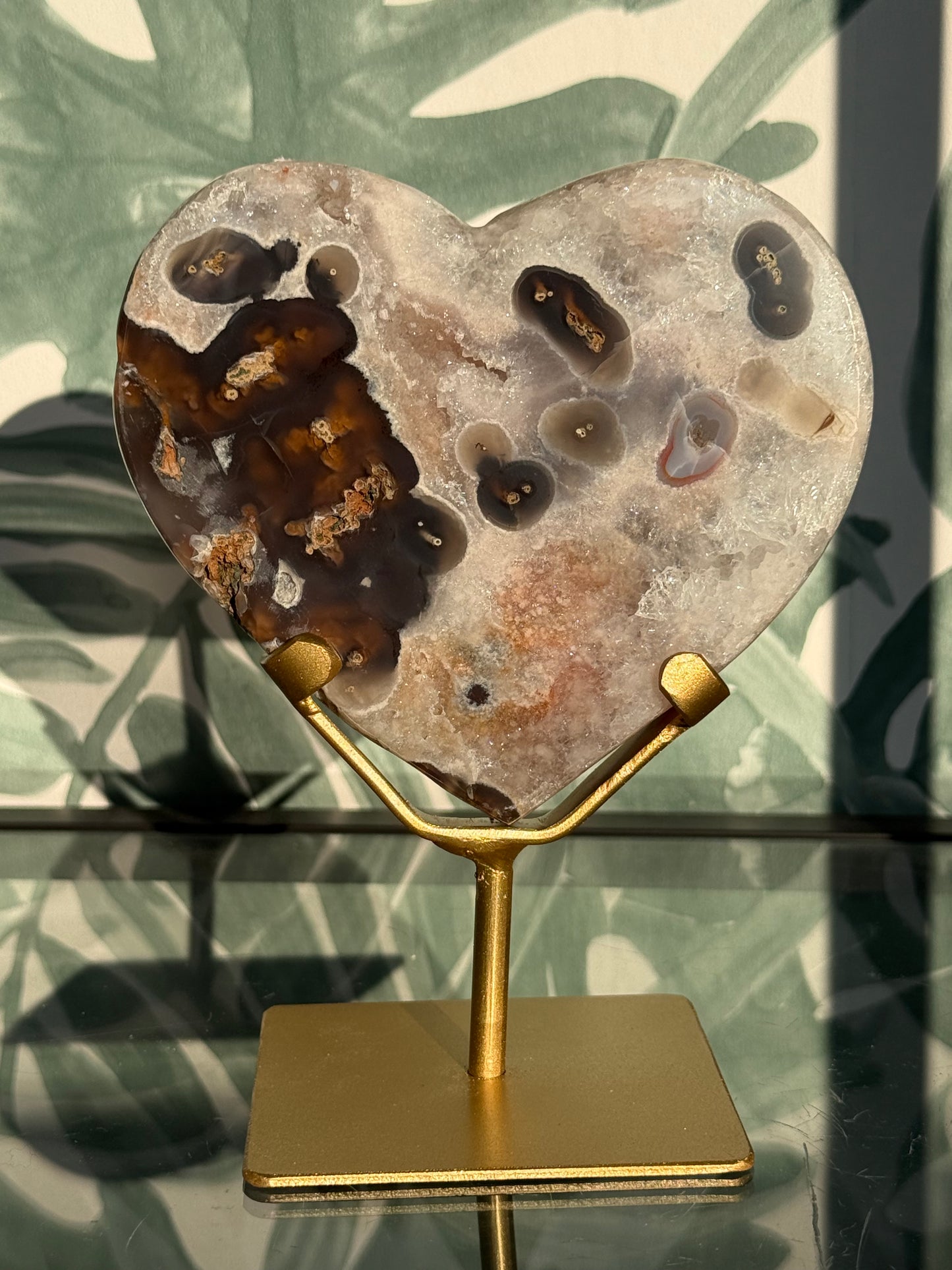 Roze amethist(chalcedoon) hart met agaatogen op standaard -#no.5