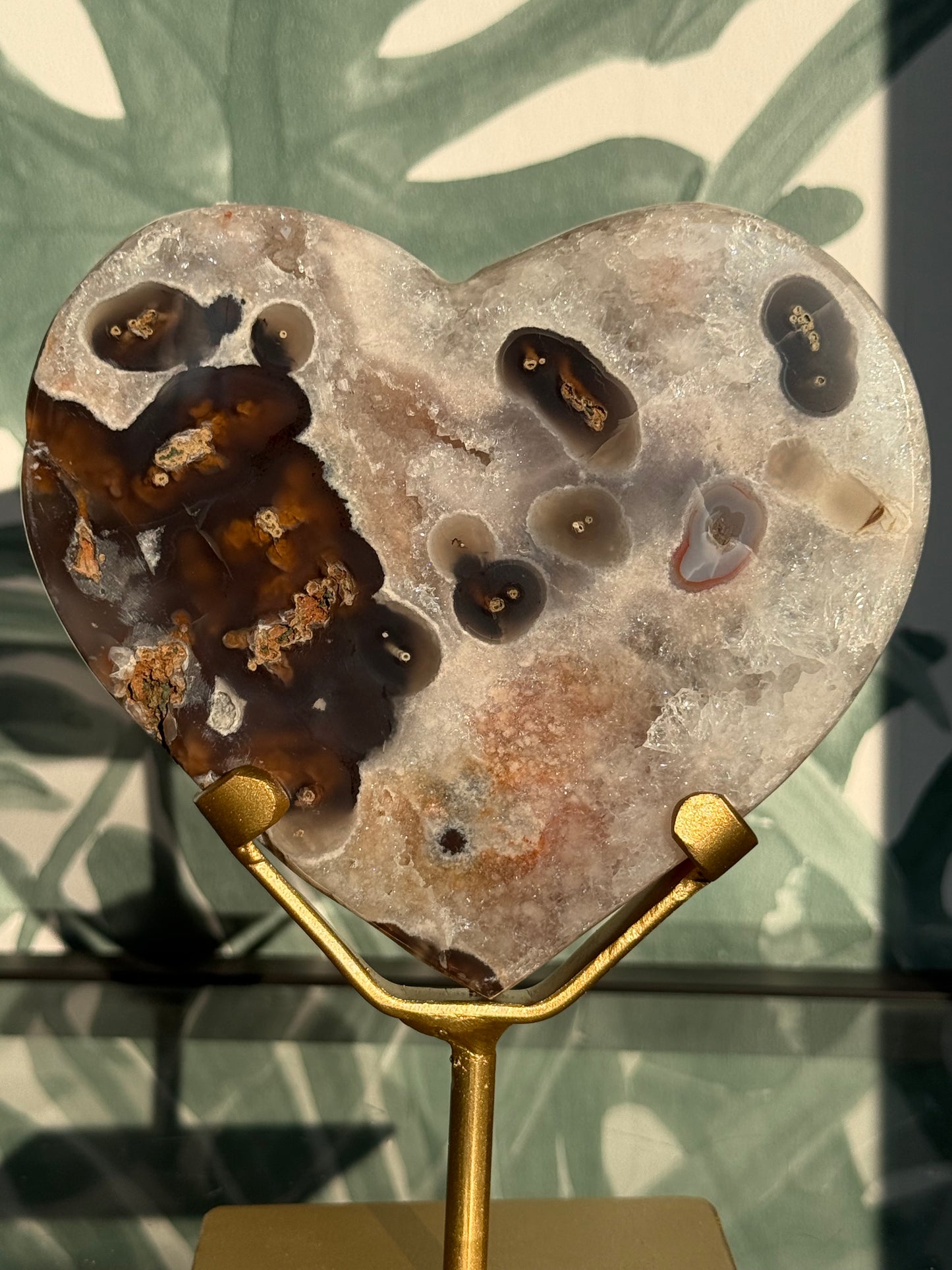 Roze amethist(chalcedoon) hart met agaatogen op standaard -#no.5