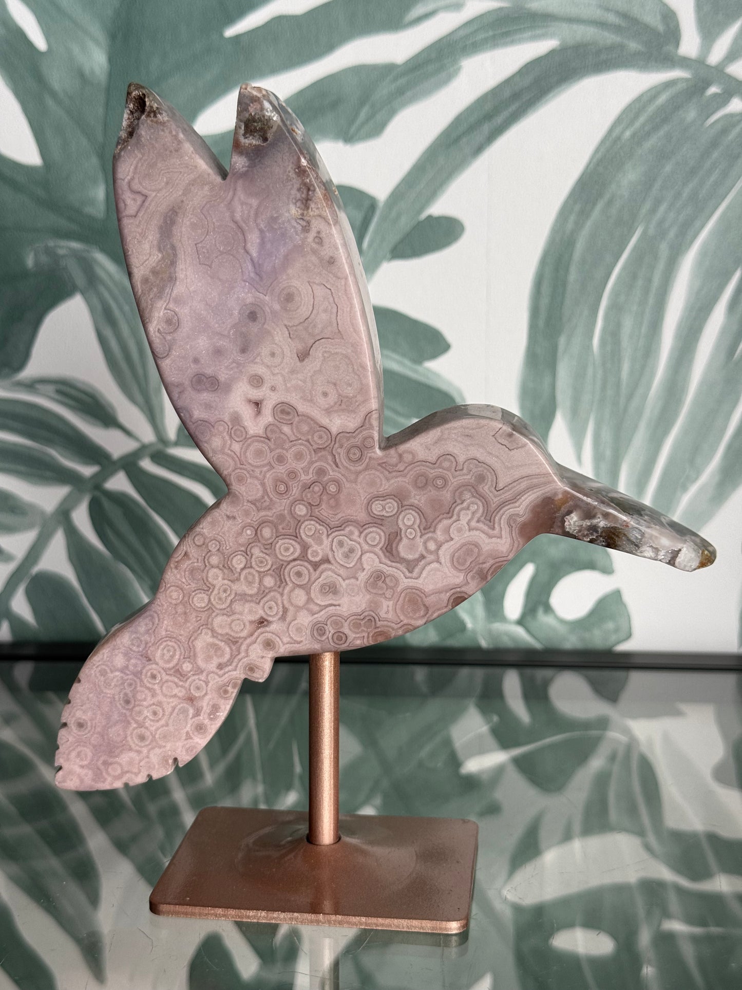 Kolibrie van roze amethist (chalcedoon) op standaard