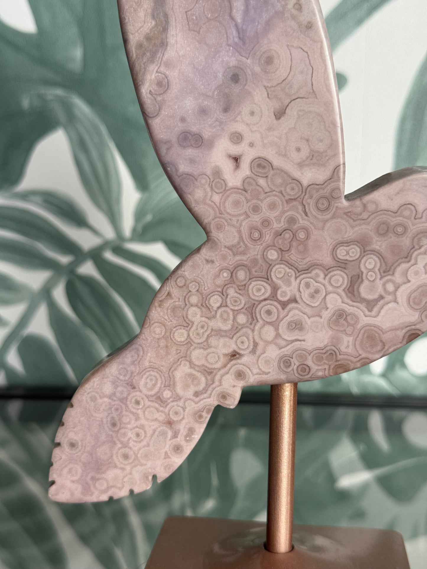Kolibrie van roze amethist (chalcedoon) op standaard
