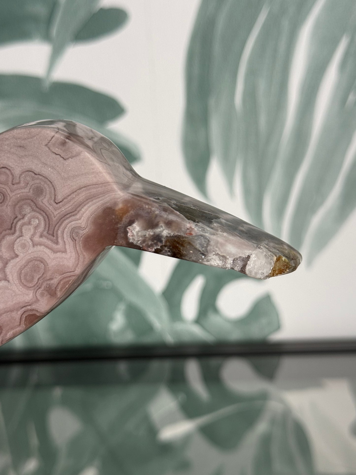 Kolibrie van roze amethist (chalcedoon) op standaard