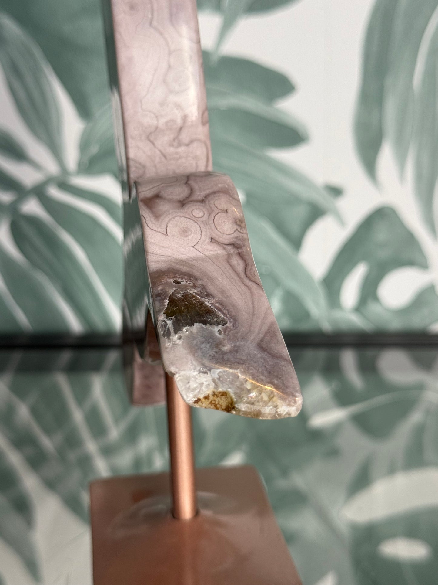 Kolibrie van roze amethist (chalcedoon) op standaard