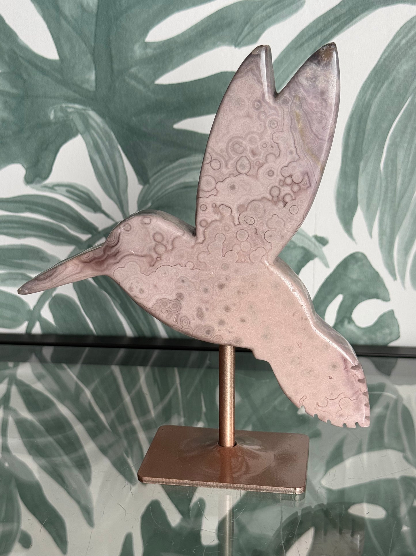 Kolibrie van roze amethist (chalcedoon) op standaard
