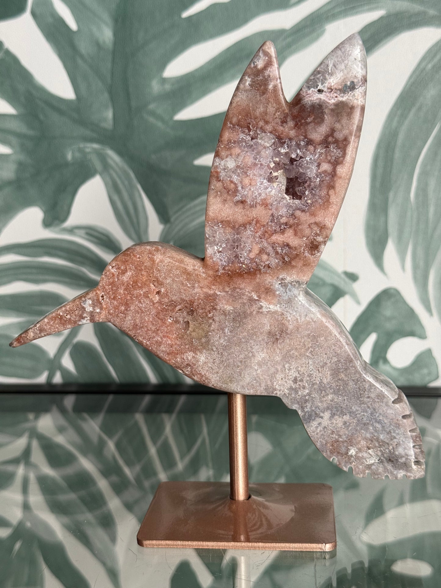 Kolibrie van roze amethist (chalcedoon) op standaard