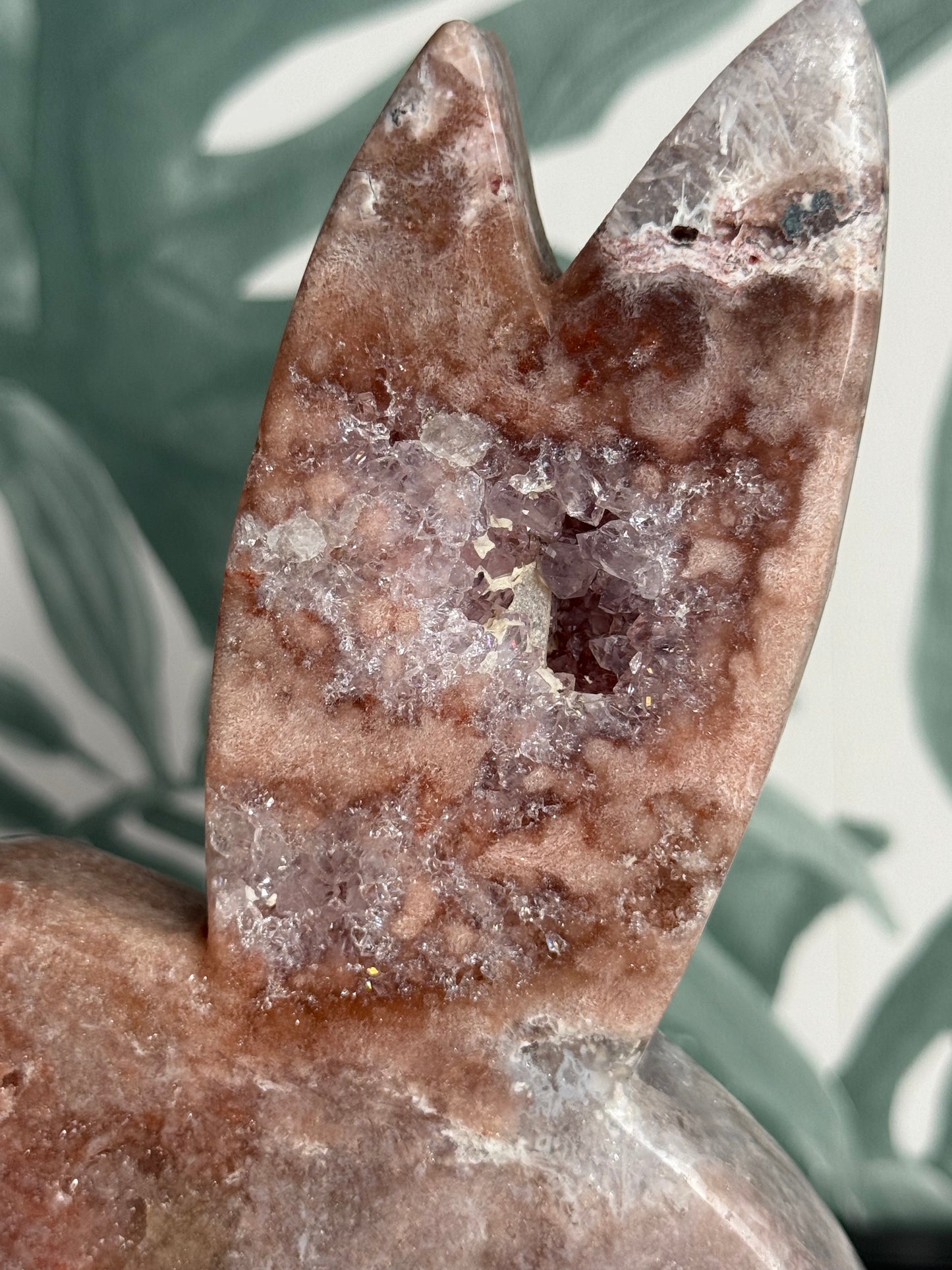 Kolibrie van roze amethist (chalcedoon) op standaard