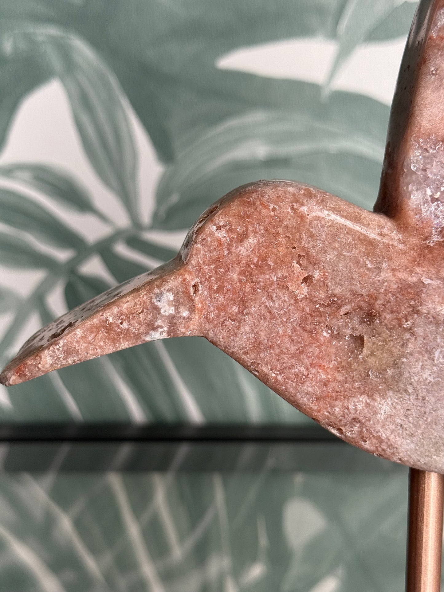 Kolibrie van roze amethist (chalcedoon) op standaard