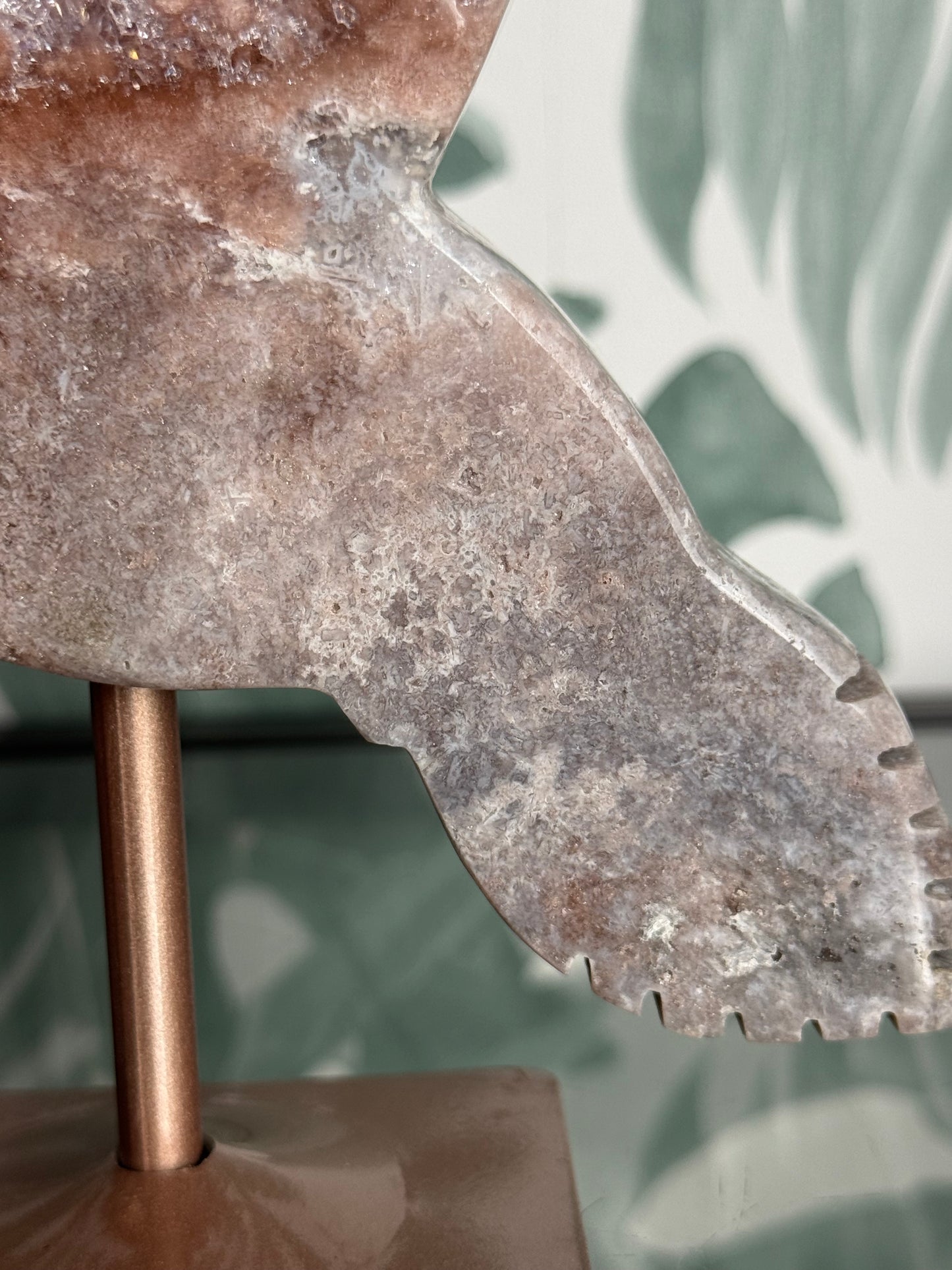 Kolibrie van roze amethist (chalcedoon) op standaard