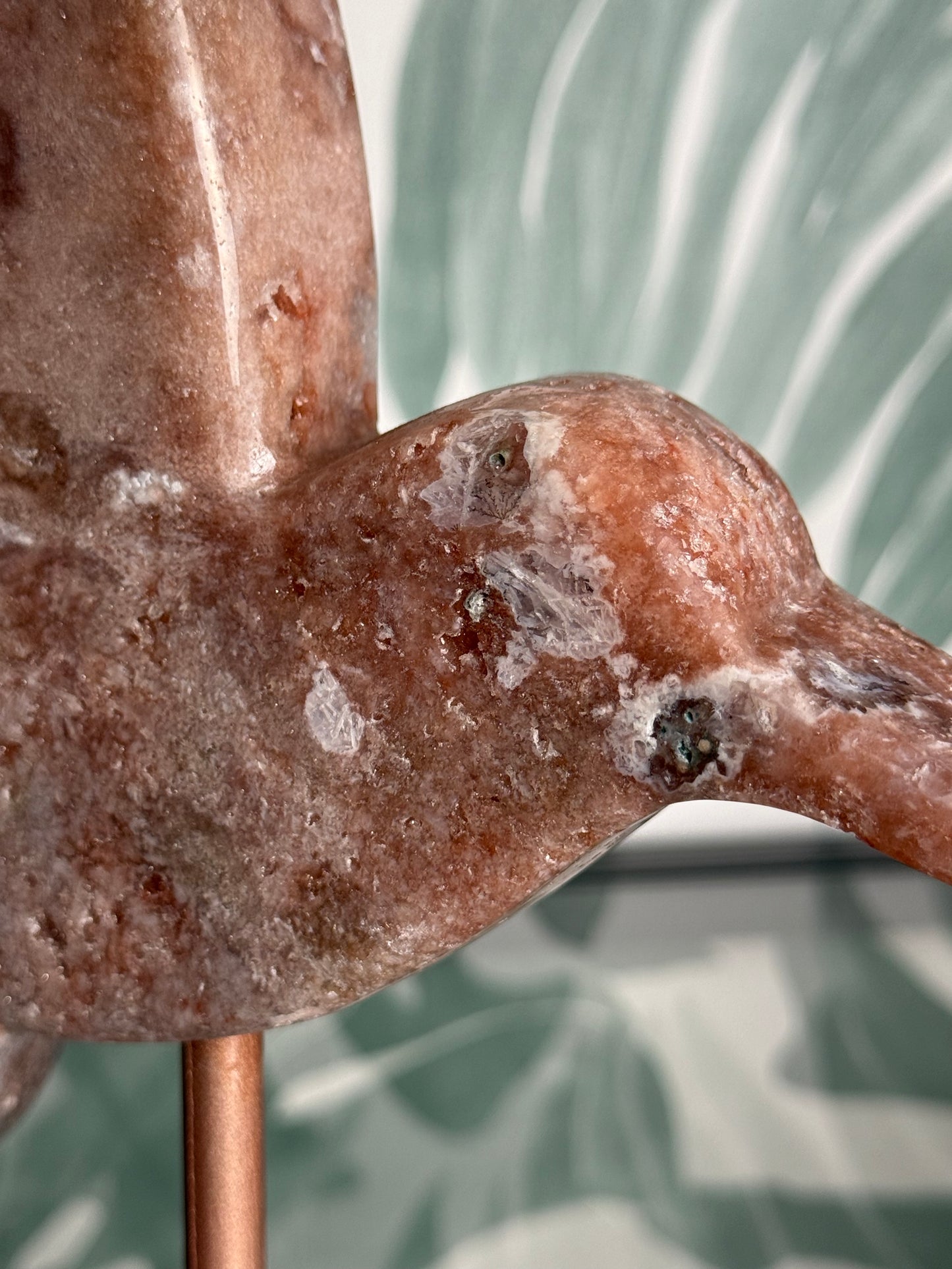 Kolibrie van roze amethist (chalcedoon) op standaard