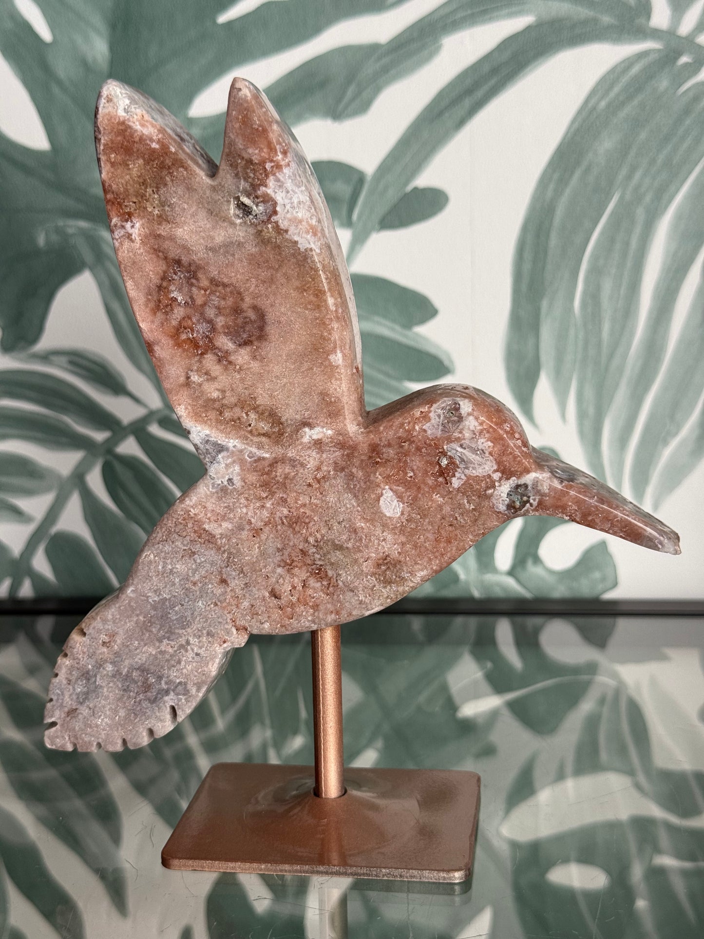 Kolibrie van roze amethist (chalcedoon) op standaard