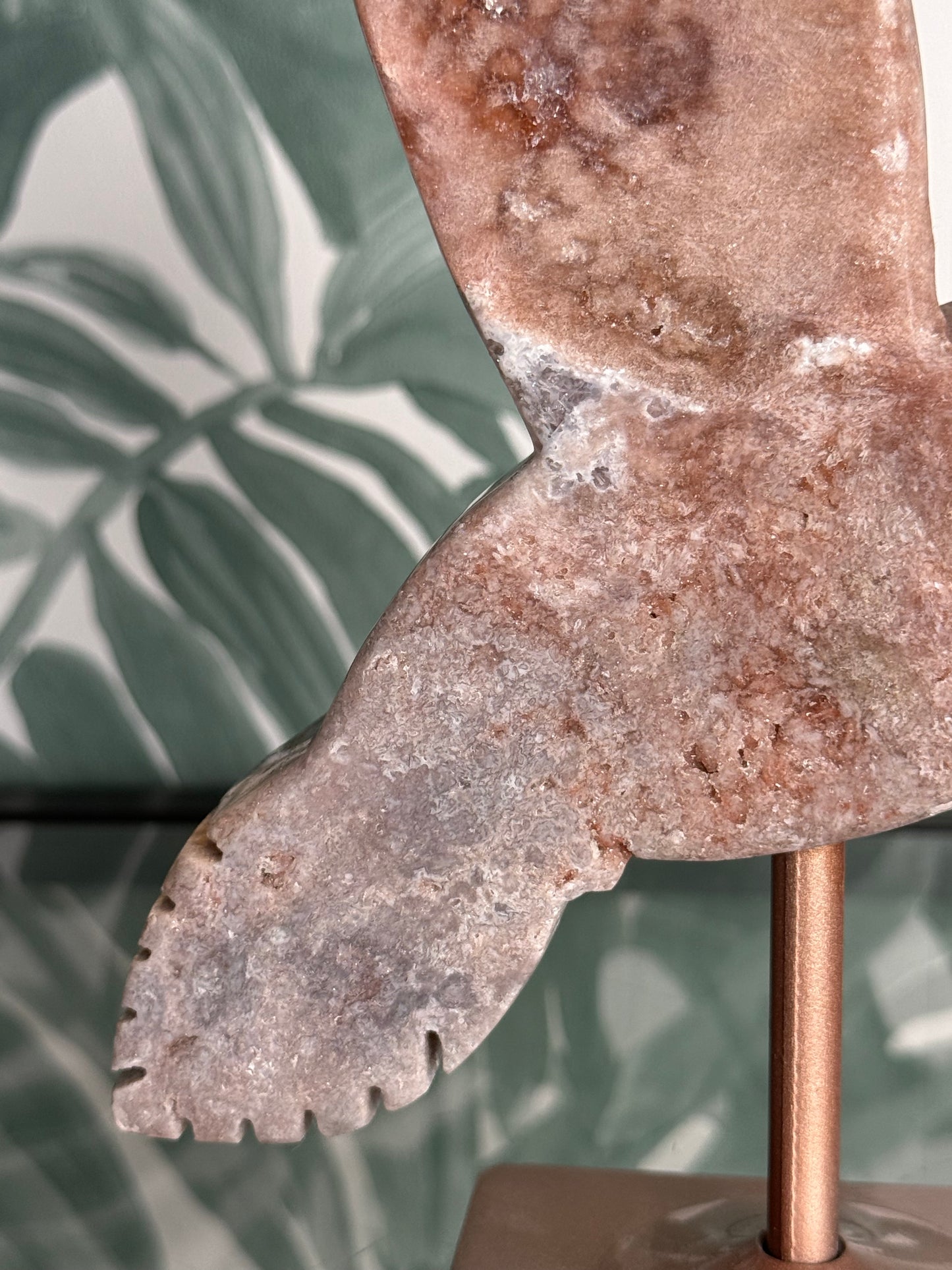 Kolibrie van roze amethist (chalcedoon) op standaard