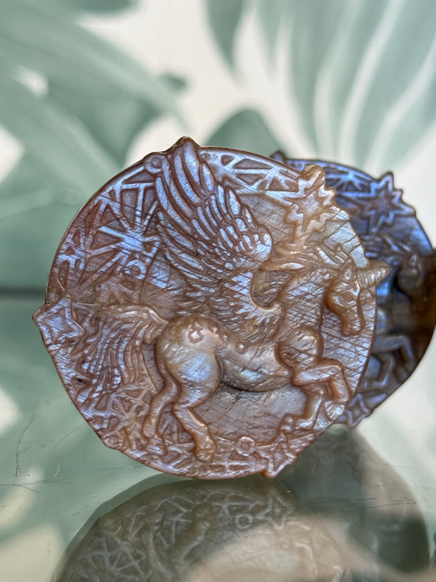 Maansteen - vliegende eenhoorn carving