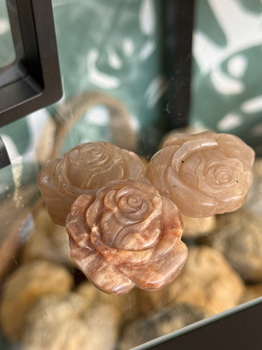 Maansteen - roos carving